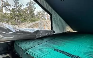 За легло се използва надуваем матрак Nemo