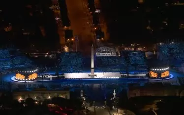 Великолепно осветената сцена на площад "Конкорд"