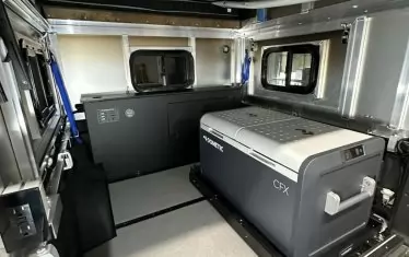 Дългият сандък за съхранение може да се използва и като диван