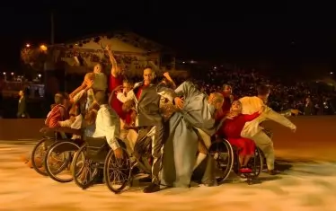  В танцовия спектакъл се включиха танцьори и без, и с увреждания