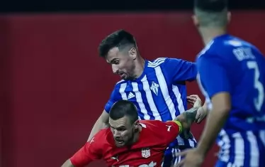 Капитанът на "ЦСКА 1948" Радослав Кирилов опитва пробив по време ва реванша срещу "Будучност" в Черна гора.