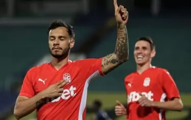 Бразилецът Талис сочи емблемата на "ЦСКА 1948", а зад него Бирсент Карагарен притичва да го поздрави за попадението му от дузпа срещу "Пафос".