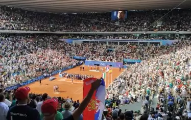 Видео стената на "Филип Шатрие" показва как Новак Джокович пее с пълно гърло сръбския химн, докато 15 000 зрители са станали на крака за новия олимпийски шампион по тенис.
