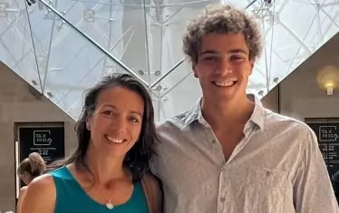 Цветелина Янчулова със сина си Джет в Лувъра.