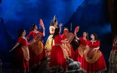  Постановката има престижната театрална награда "Тони" в категорията за най-добри костюми.