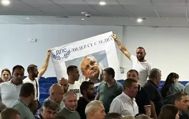 Поддръжници на Доган демонстрират вярност към почетния лидер.