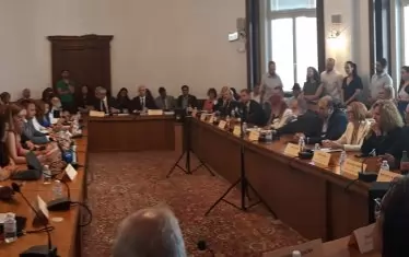 ЛГБТ- тематиката напълни цяла зала.