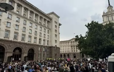 На жълтите павета се събраха няколкостотин души.