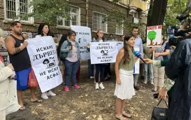 Живеещи в района излязоха на пореден протест срещу изсичането на дървета по "Опълченска"