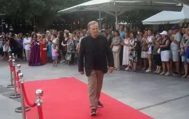 Легендата минава по червения килим.