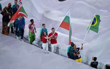 Боряна Калейн и Семен Новиков носят българското знаме след бразилските знаменоски - Ана Патрисия и Силвия Дуда Лишбоа, които станаха олимпийски шампионки в плажния волейбол