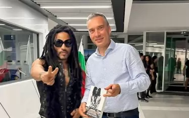 Световноизвестният изпълнител беше посрещнат лично преди концерта от кмета на Бургас Димитър Николов.