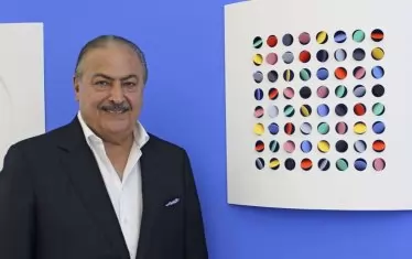 Художникът пред своя картина, демонстрираща различността в повторяемостта.