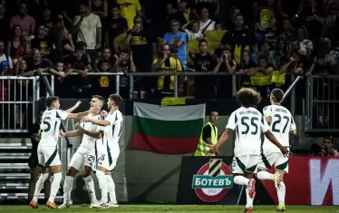 Футболистите на "Панатинайкос" се поздравяват след първия си гол в Пловдив, който наклони везните в полза на гръцкия отбор в сблъсъка срещу "Ботев" (Пд).
