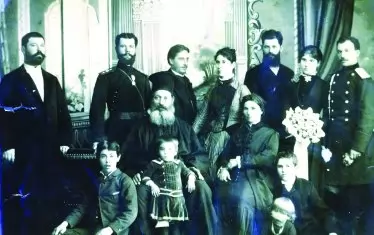 Стефан Паприков (горе вдясно) при годежа му с Теодора П. Енчева.