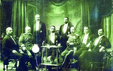 Стефан Паприков (трети от дясно на ляво, седнал) като министър на външните работи и вероизповеданията в правителството на Александър Малинов.