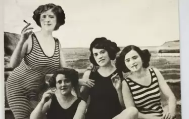  Пощенска картичка с модерни дами с цигари и по бански костюми от 10-те или 20-те години на ХХ век.