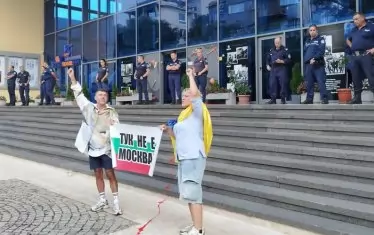  Много полицаи охраняваха сградата