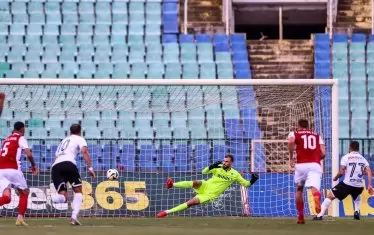 Иван Минчев (вдясно) бележи от дузпа единствения гол за незаслужено малката победа на "Славия" над "ЦСКА-София".