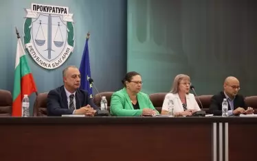 Шефката на Окръжната прокуратура - София Наталия Николова (с бялото сако), Ивелина Христова, и.ф. директор на НСлС (до нея), зам.-окръжният прокурор Николай Попов (първият от ляво надясно), и следователят Иван Делчев, ръководител на разследващия екип от НСлС.