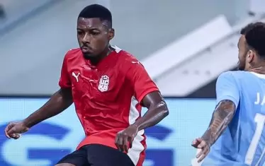 Бразилският нападател на "Пафос" Жажа (вдясно) атакува за топката Стив Фуртадо в игрови момент преди изгонването на играча но "ЦСКА 1948" по време на реванша в Кипър.