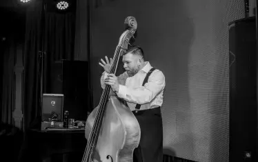 "Танц с контрабас"