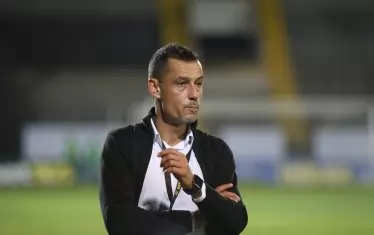 Александър Томаш гледа угрижено към терена при дебюта си като треньор на "ЦСКА-София".