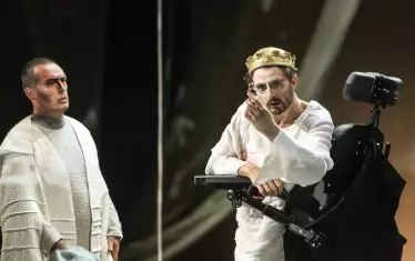  Маденов (вдясно) в операта "Парсифал" на Вагнер.