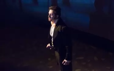  Като Евгений Онегин от едноименната опера на Чайковски.