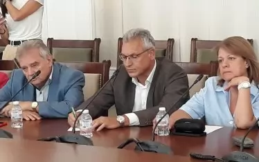 Левицата е на ръба на своето парламентарно съществуване, напомни за действителността Валери Жаблянов (в средата).