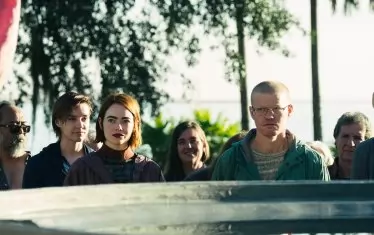  Ема Стоун и Джеси Племънс в третата новела.