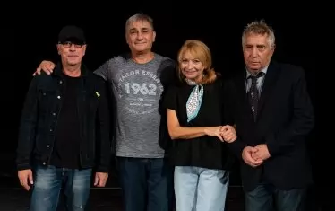 Режисьорът Димитър Бозаков (вляво) със своя звезден актьорски екип.