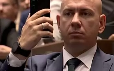  Ангел Георгиев от "Възраждане" документира за Фейсбук.