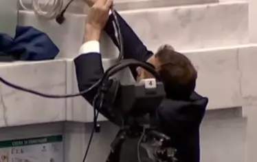 Депутати от "Възраждане" търси кабела на микрофона.