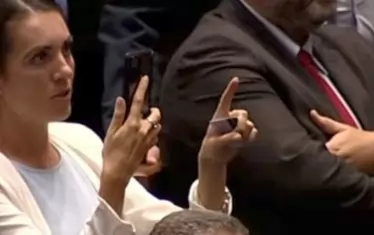 Звезделина Каравелова от "Възраждане" снима бъркотията.