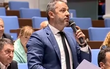 Депутатът от ГЕРБ Делян Добрев се опита да прочете доклада си от място.