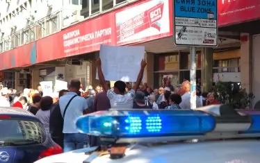 Полиция дойде, за да успокоява страстите пред "Позитано" 20