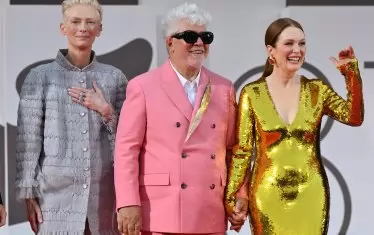  Педро Алмодовар и звездите му Тилда Суинтън (вляво) и Джулиан Мур пристигат за премиерата на "Съседната стая".