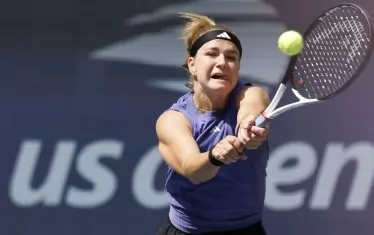 Каролина Мухова атакува от бекхенд с две ръце полето на Беатриз Хадад Мая на път към победата си в 1/4-финалите на US Open.