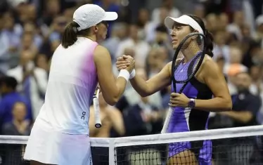 Джесика Пегула (вдясно) получава поздравления от световната №1 Ига Швьонтек, след като я е победила на централния корт "Артър Аш" в Ню Йорк.