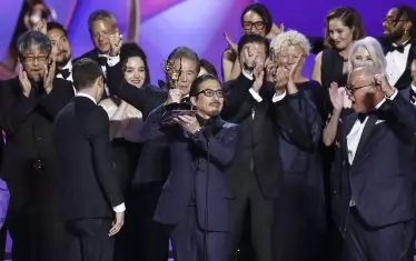 Екипът на "Шогун" празнува рекордните си 18 награди.