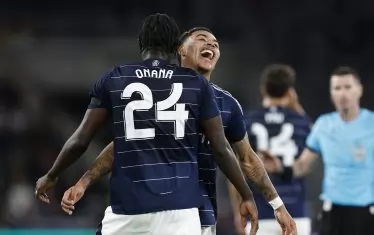 Българският съдия Георги Кабаков (вдясно) наблюдава как Амаду Онана (№24) празнува своя гол, с който оформи крайния резултат за "Астън Вила" срещу "Йънг Бойс".