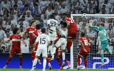 Централният защитник на "Реал" Антонио Рюдигер (№22) праща топката с глава в мрежата на "Щутгарт" за попадението, с което мадридчани излязоха за втори път напред в резултата.