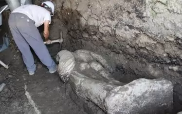  Втората статуя също е намерена в клоака максима на античния град Хераклея Синтика.