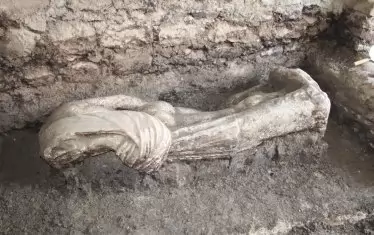  Скулптурата е положена по същия начин като първата.