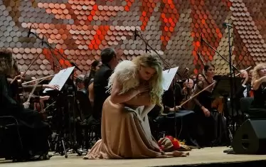 Рейчъл Уилис-Сьоренсен се покланя доземи на публиката след свое изпълнение.