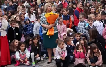 Столичното 18 СУ "У. Гладстон" - най-голямото у нас с над 2300 ученици - проведе тържеството си за началото на учебна година вчера.