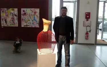  Творецът до една от металните си рокли.