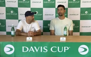 Салвадорският капитан Яри Бернардо (вляво) и звездата на тима Марсело Аревало (вдясно) също говориха пред медиите в пловдивския ТК "Локомотив".