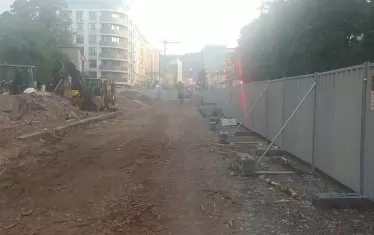 Единственият вход-изход в карето от ул."Симеон" до "Пиротска" е общ за автомобили и пешеходци.  